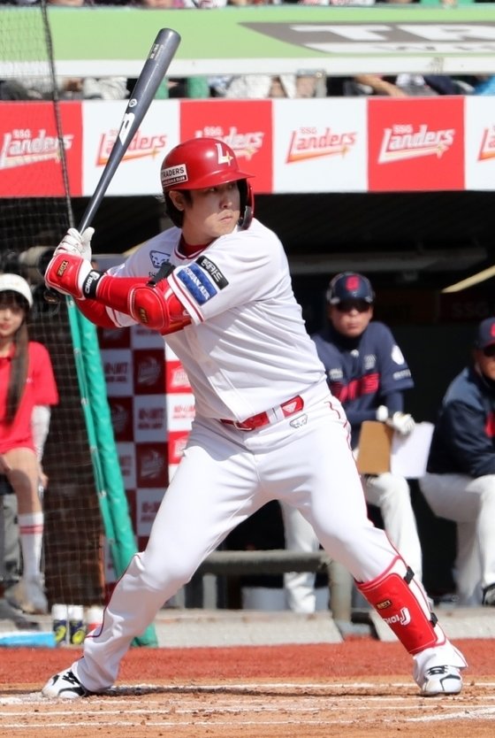 The unstoppable Choi Jeong is one behind Lee Seung-yeop's record for most home runs No. 465 and 466 of the KT Jeonseo total.