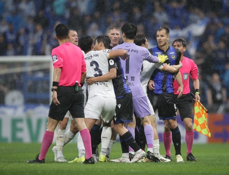 Enraged Incheon supporters ‘throw water bottles’ Ki Sung-yong hits the critical spot