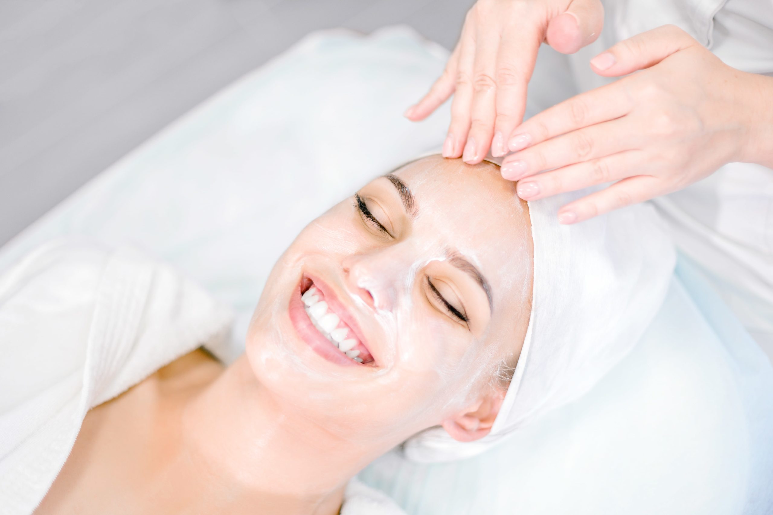 Achieving Radiant Skin with Deep Cleansing Facials in Dubai